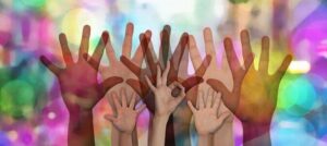 mains solidarité couleurs