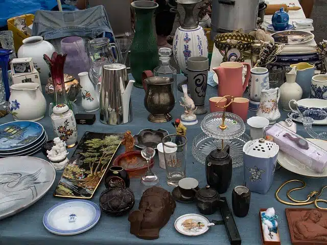 brocante marché aux puces vide grenier objets anciens
